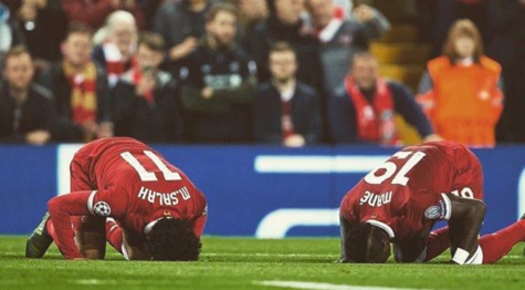 Photos : Sadio Mané et Mohammed Salah en mode prosternation