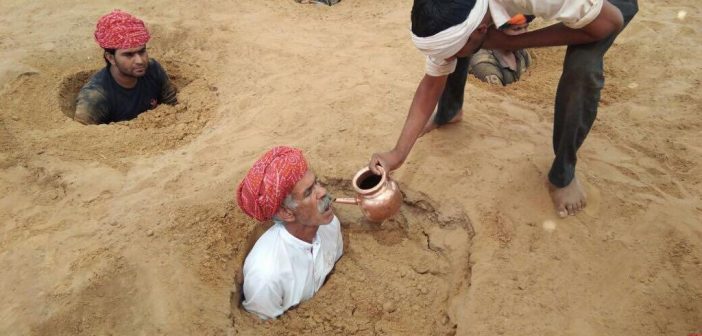 Inde: les fermiers s’enterrent jusqu’au cou pour sauver leurs terres