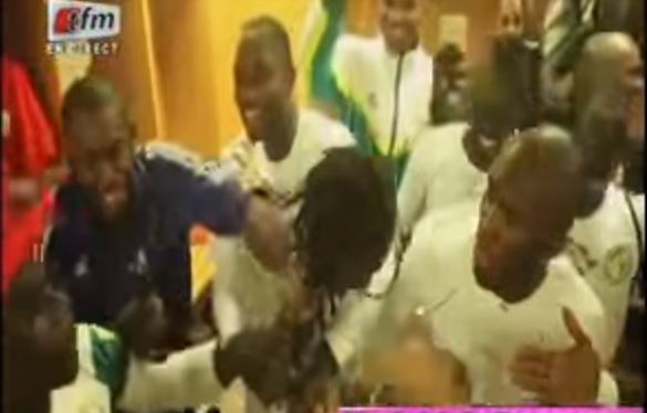  Vidéo-Ambiance dans les vestiaires: Quand Sadio Mané tente de couper les dreadlocks d’Aliou Cissé