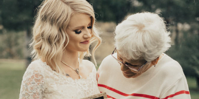 Une jeune mariée fait pleurer sa grand-maman quand celle-ci voit quelle robe elle porte à son mariage.