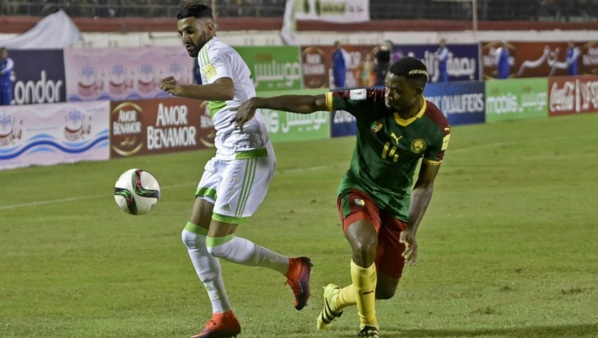 L'Algérien Riyad Mahrez (g) et le Camerounais Aurélien Chedjou lors d'un match qualificatif pour le Mondial 2018 à Blida en Algérie, le 9 octobre 2016.
