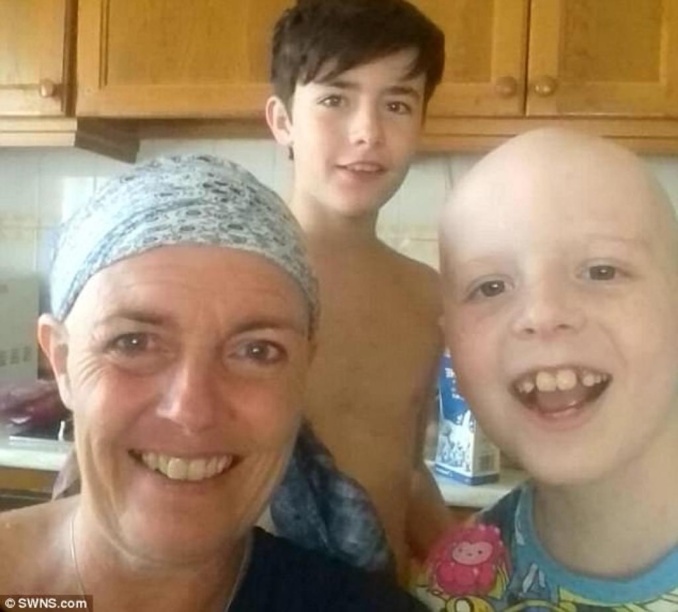 Une mère et son fils découvrent qu'ils ont tous les deux le cancer, à quelques mois d'intervalle
