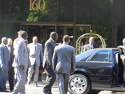 Dernière minute : Crevaison d'une roue de la voiture du Président Wade à l'entrée de Rufisque