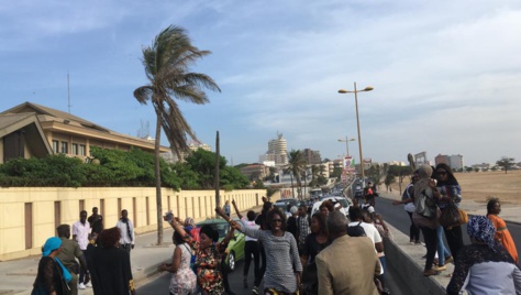 Les sympathisants du député-maire de Dakar Khalifa Sall ont bloqué la route de la corniche devant la prison de Rebeuss