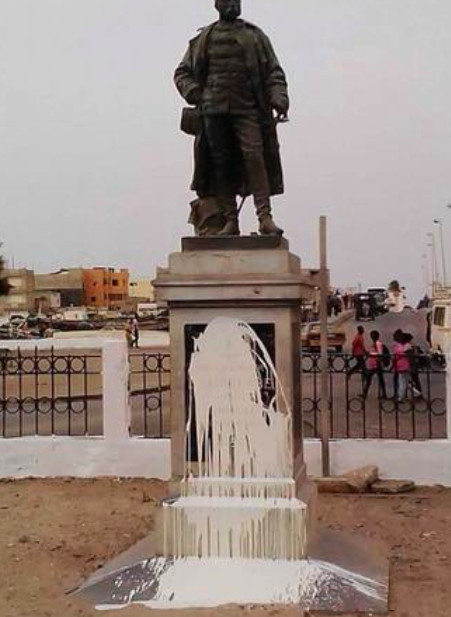 Arrêt sur image – Saint-Louis : La statue de Faidherbe barbouillée… Arrêt sur image – Saint-Louis : La statue de Faidherbe barbouillée…
