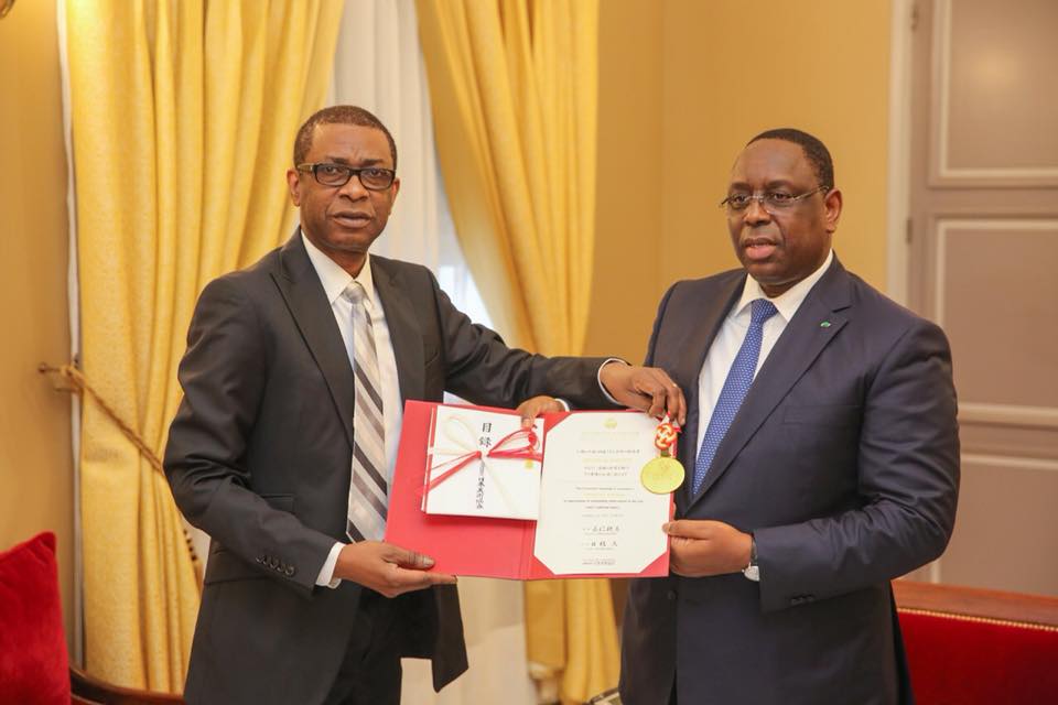 Youssou Nour présente au chef de l’Etat le trophée du prix « Praemium Imperial »