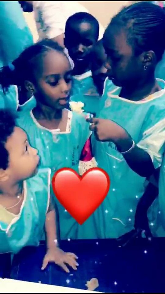 Vidéo : Pour fêter l’anniversaire de ses filles, l’animateur Cheikh Sarr débarque à l’école avec…