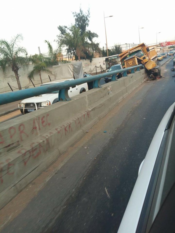 Arrêt sur image- Un camion fou s'encastre sur le pont Malick Sy Arrêt sur image- Un camion fou s'encastre sur le pont Malick Sy