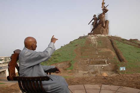Sénégal : le Président, le peuple et la statue
