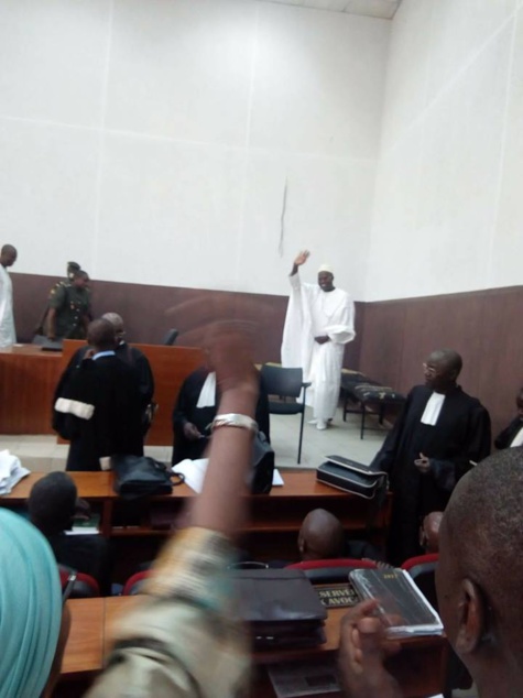 Arrêt sur images: Khalifa Sall à son entrée dans la salle d'audience du tribunal