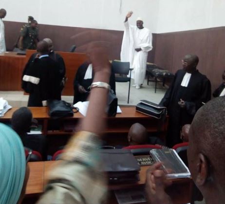 Arrêt sur images: Khalifa Sall à son entrée dans la salle d'audience du tribunal