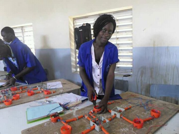 Fatoumata Sakiné :  l’électricienne bâtiment qui bouscule les hommes sur «leur» terrain de jeu (PORTRAIT)