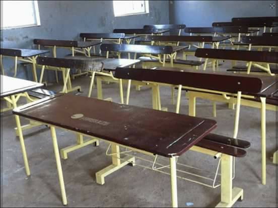 Arrêt sur images: Le maire de Guédiawaye, Aliou Sall peint les tables-bancs des écoles aux couleurs de l'Apr