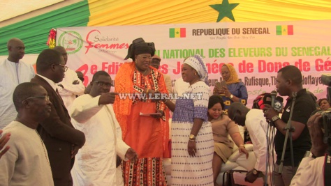 Photos: Cérémonie de Remise de Femelles gestante et de bourses d'aide en élevage