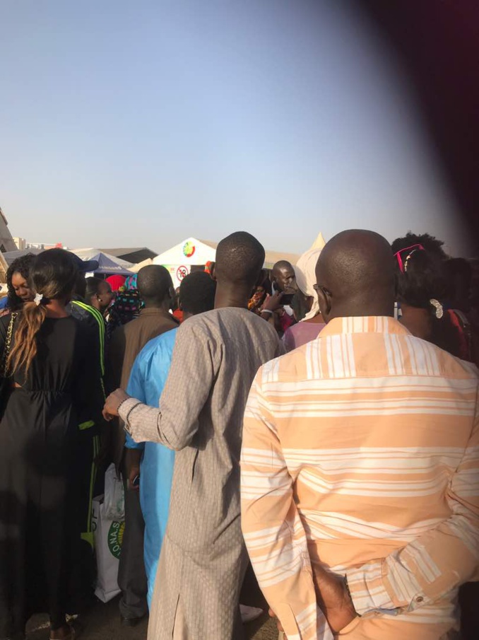 Marième Faye Sall échappe à la foule surexcitée grâce aux forces de l’ordre Marième Faye Sall échappe à la foule surexcitée grâce aux forces de l’ordre