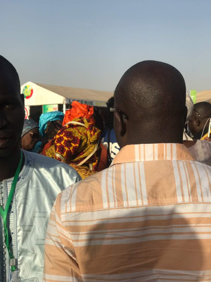 Marième Faye Sall échappe à la foule surexcitée grâce aux forces de l’ordre