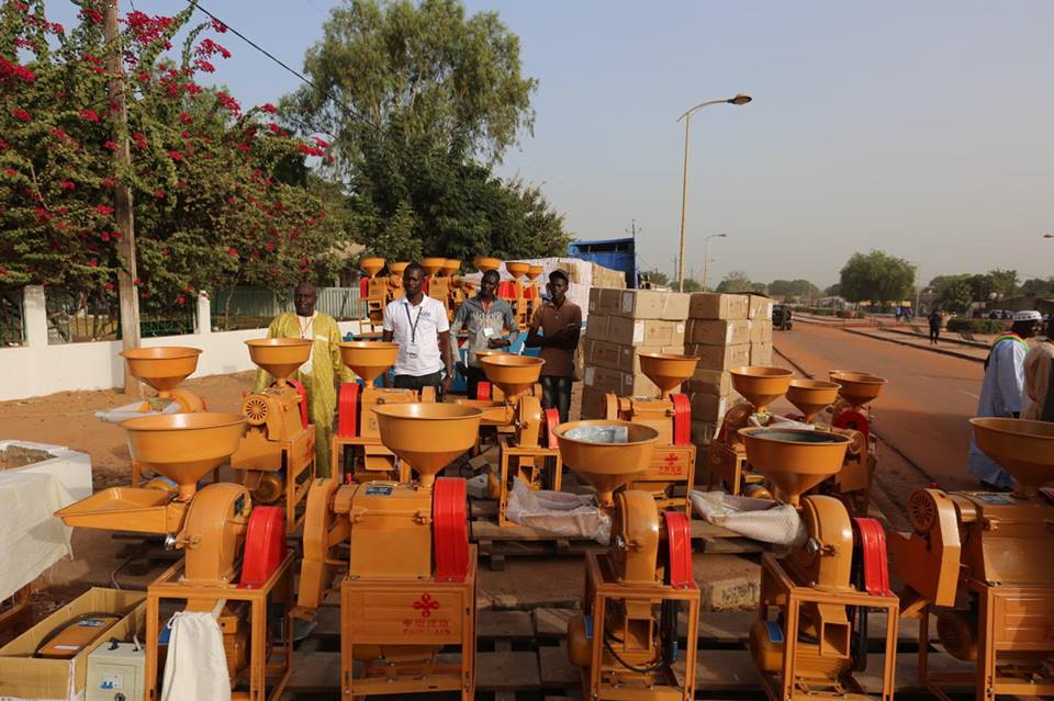Images- Le Président Macky Sall offre des équipements agricoles aux femmes de Kolda Images- Le Président Macky Sall offre des équipements agricoles aux femmes de Kolda
