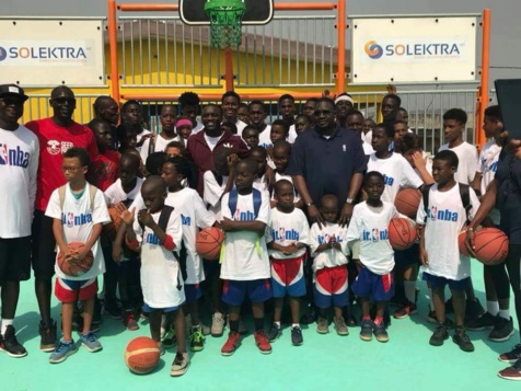 Images: AKON offre une école aux habitants de Yopougon (Abidjan)