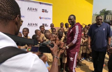 Images: AKON offre une école aux habitants de Yopougon (Abidjan)