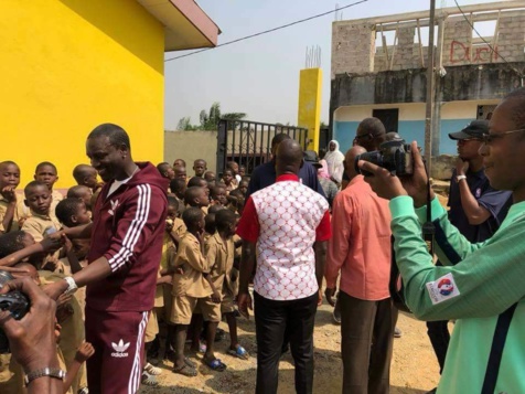 Images: AKON offre une école aux habitants de Yopougon (Abidjan)