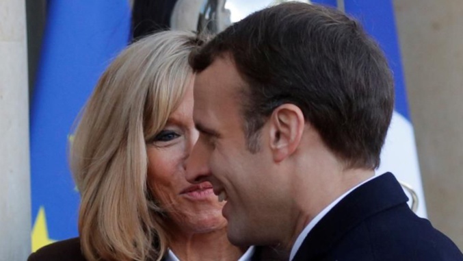 Voeux de Noël: le couple Macron pose avec son chien Nemo à l'Élysée