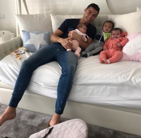 Photos : Cris­tiano Ronaldo et son adorable photo de famille avec ses enfants Alana, Eva et Mateo