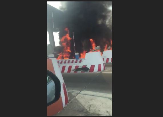 Vidéo: Un taxi prend feu sur l'autoroute à péage, ce matin...