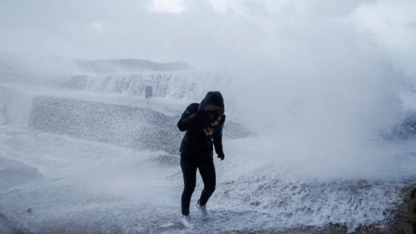 Tempête Eleanor. Un mort, quinze blessés, 110 000 foyers toujours sans électricité