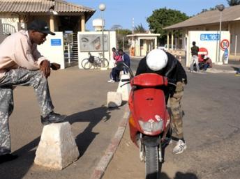 Des Sénégalais sous le choc du départ des troupes françaises de Dakar