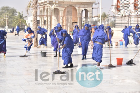 Photo: Découvrez le Dahiratou Ashabou Dianaty, l’équipe de nettoyage du Jeudi de la Grande Mosquée de Touba de volontaires 