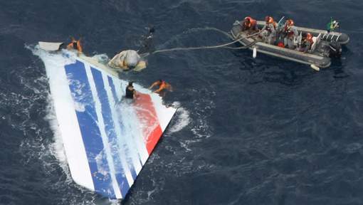 Crash du vol Rio-Paris: une expertise met en cause les pilotes et choque les familles