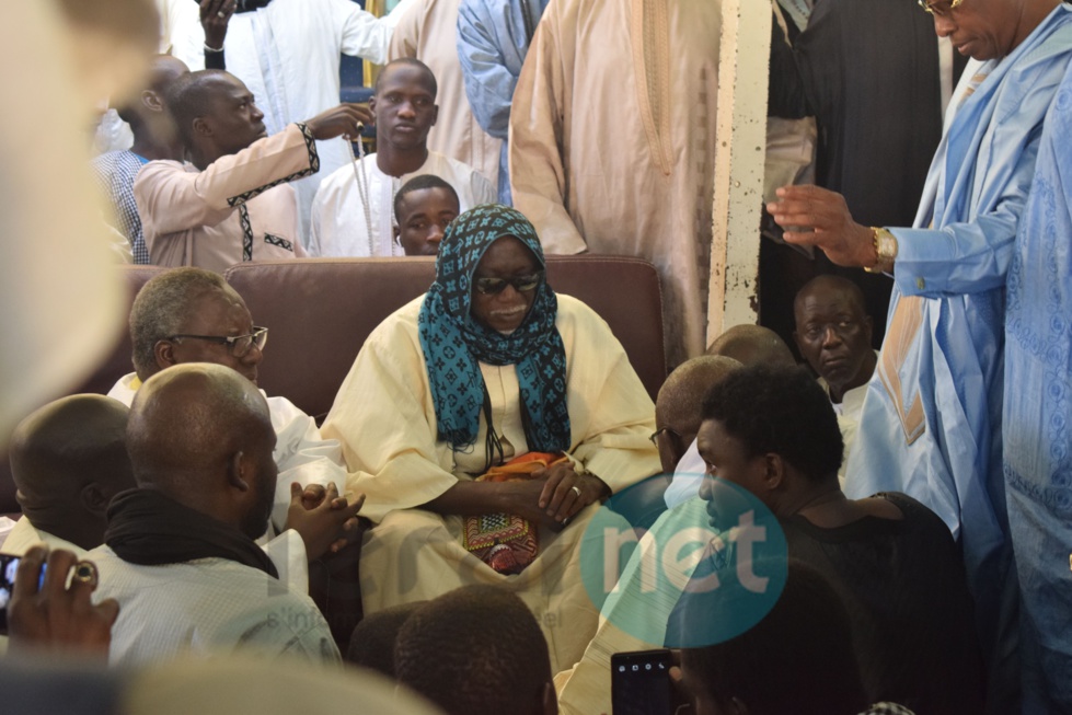 Wally Seck à Touba pour présenter ses condoléances