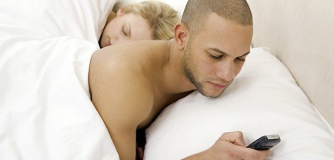 Couple: 5 techniques cachées qu’utilisent les infidèles pour communiquer avec leurs amant(e)s