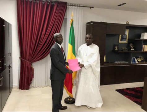 Me Sidiki Kaba remettant le Communiqué de condamnation des propos du Président Donald Trump à l’Ambassadeur des États Unis au Sénégal 