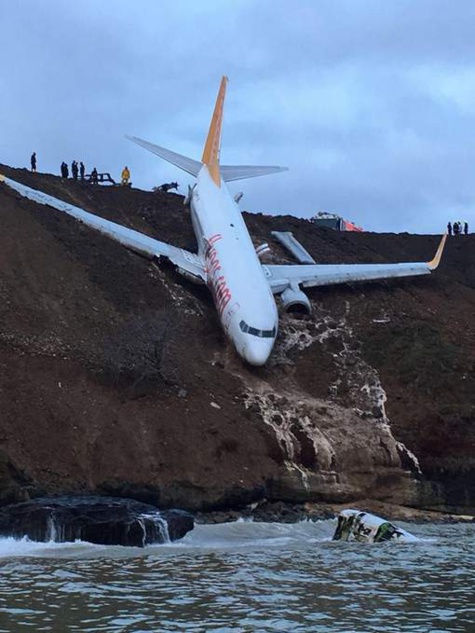 Images spectaculaires: Un Boeing rate son atterrissage et a failli tomber dans la mer