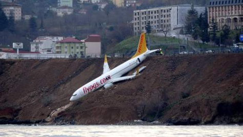 Images spectaculaires: Un Boeing rate son atterrissage et a failli tomber dans la mer