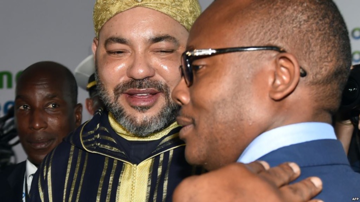 Le roi Mohammed VI et le Premier ministre Umaro Sissoco Embalo à Abidjan, le 29 novembre 2017.
