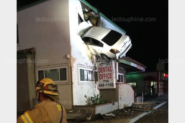 Incroyable accident: Une voiture s'encastre au premier étage d'un cabinet dentaire