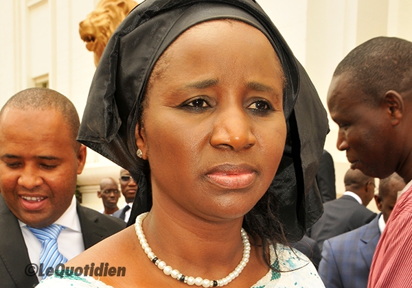 Dialogue entre le ministre de la Fonction publique et les Syndicats d’enseignants : les non-invités crachent du feu sur Mariama Sarr Dialogue entre le ministre de la Fonction publique et les Syndicats d’enseignants : les non-invités crachent du feu sur Mariama Sarr