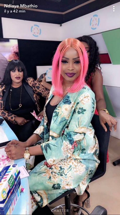 14 photos : Mbathio Ndiaye avec son extravagante perruque rose sur le plateau de Yeewoulen