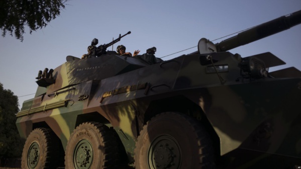 Un convoi des militaires sénégalais se dirige vers la frontière Gambie dans le village de Karang, Sénégal, 19 janvier 2017. Un convoi des militaires sénégalais se dirige vers la frontière Gambie dans le village de Karang, Sénégal, 19 janvier 2017.