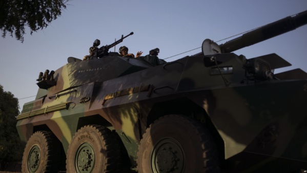 Un convoi des militaires sénégalais se dirige vers la frontière Gambie dans le village de Karang, Sénégal, 19 janvier 2017.