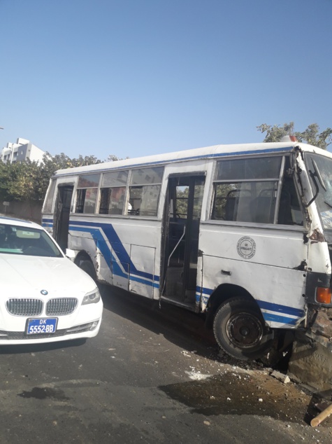 Photos-Accident spectaculaire d’un bus Tata sur la route de Ouakam
