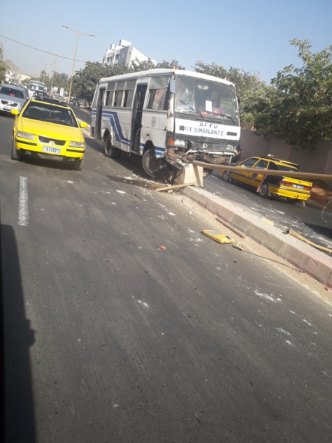 Photos-Accident spectaculaire d’un bus Tata sur la route de Ouakam