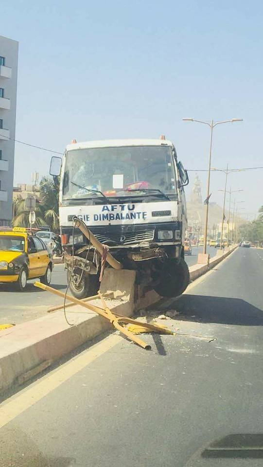 Photos-Accident spectaculaire d’un bus Tata sur la route de Ouakam