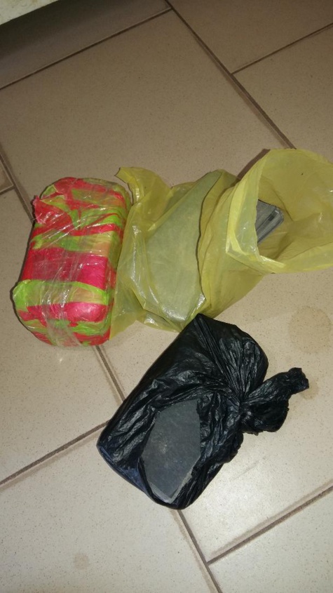 Ziguinchor: Un Bissau-guinéen arrêté avec plus de 30 millions de billets noirs à Mpack (Images) Ziguinchor: Un Bissau-guinéen arrêté avec plus de 30 millions de billets noirs à Mpack (Images)