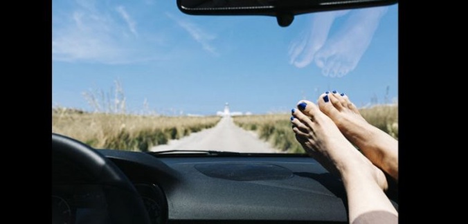 Voici pourquoi il ne faut jamais mettre les pieds sur le tableau de bord d’une voiture