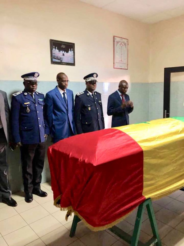 Le ministre de l’Intérieur Aly Ngouille Ndiaye au chevet de l’agent de police Ibrahima Faĺl dit Tony, avant son son rappel à Dieu Le ministre de l’Intérieur Aly Ngouille Ndiaye au chevet de l’agent de police Ibrahima Faĺl dit Tony, avant son son rappel à Dieu