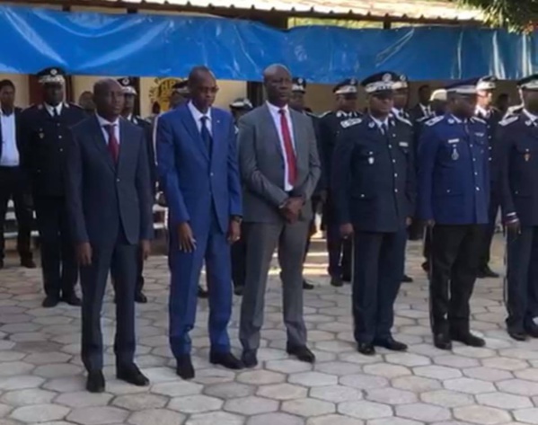Le ministre de l’Intérieur Aly Ngouille Ndiaye au chevet de l’agent de police Ibrahima Faĺl dit Tony, avant son son rappel à Dieu