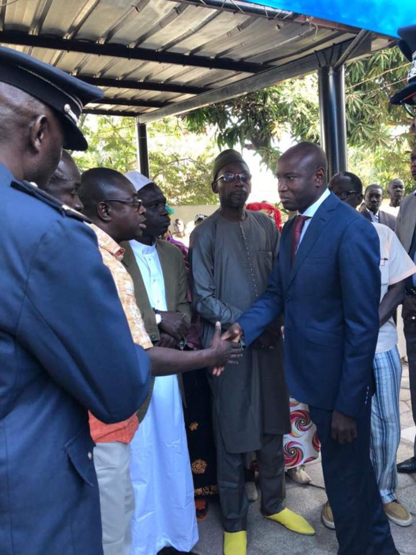 Le ministre de l’Intérieur Aly Ngouille Ndiaye au chevet de l’agent de police Ibrahima Faĺl dit Tony, avant son son rappel à Dieu